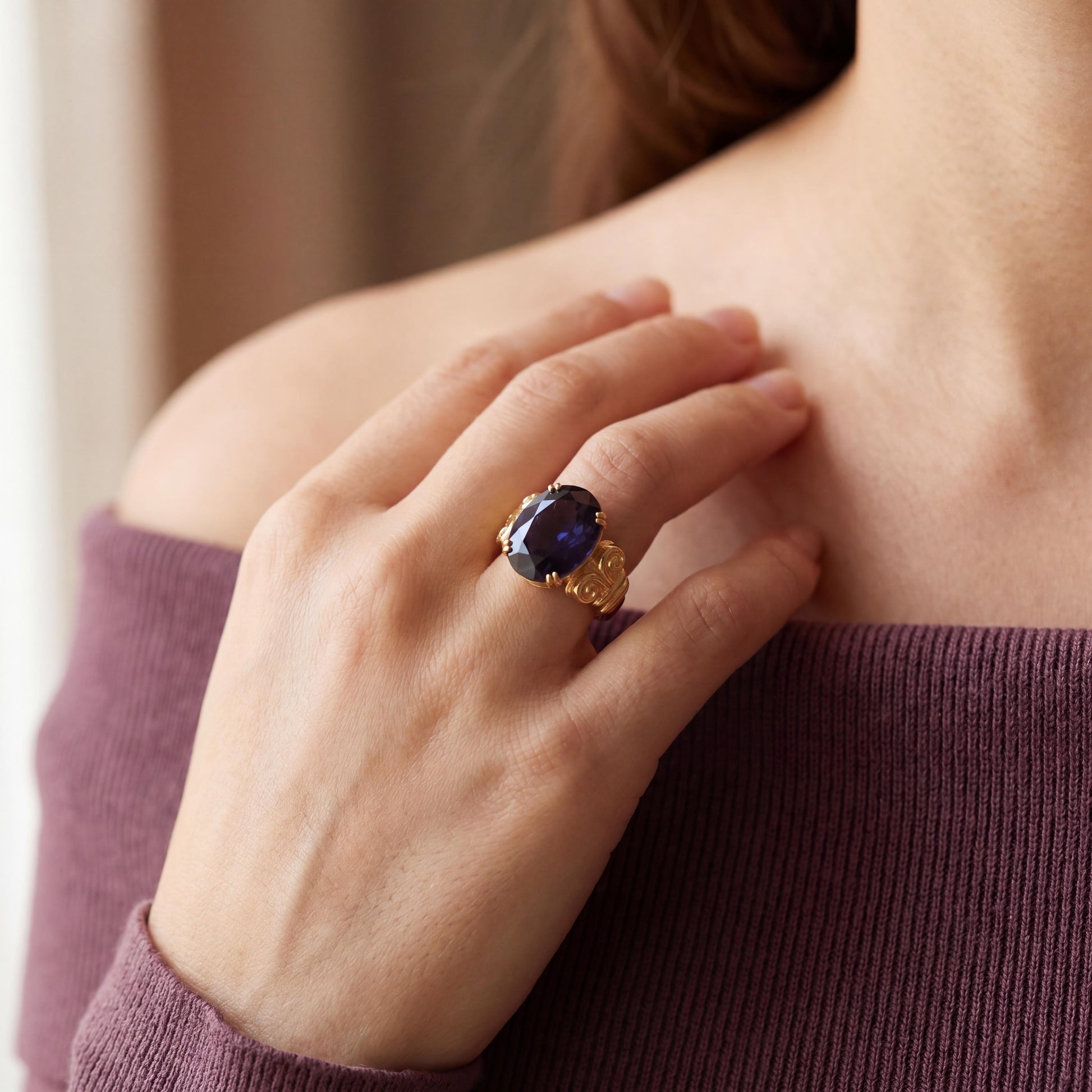 Late 20th Century 14k Yellow Gold 7 Carat Oval Iolite Column Style Ring