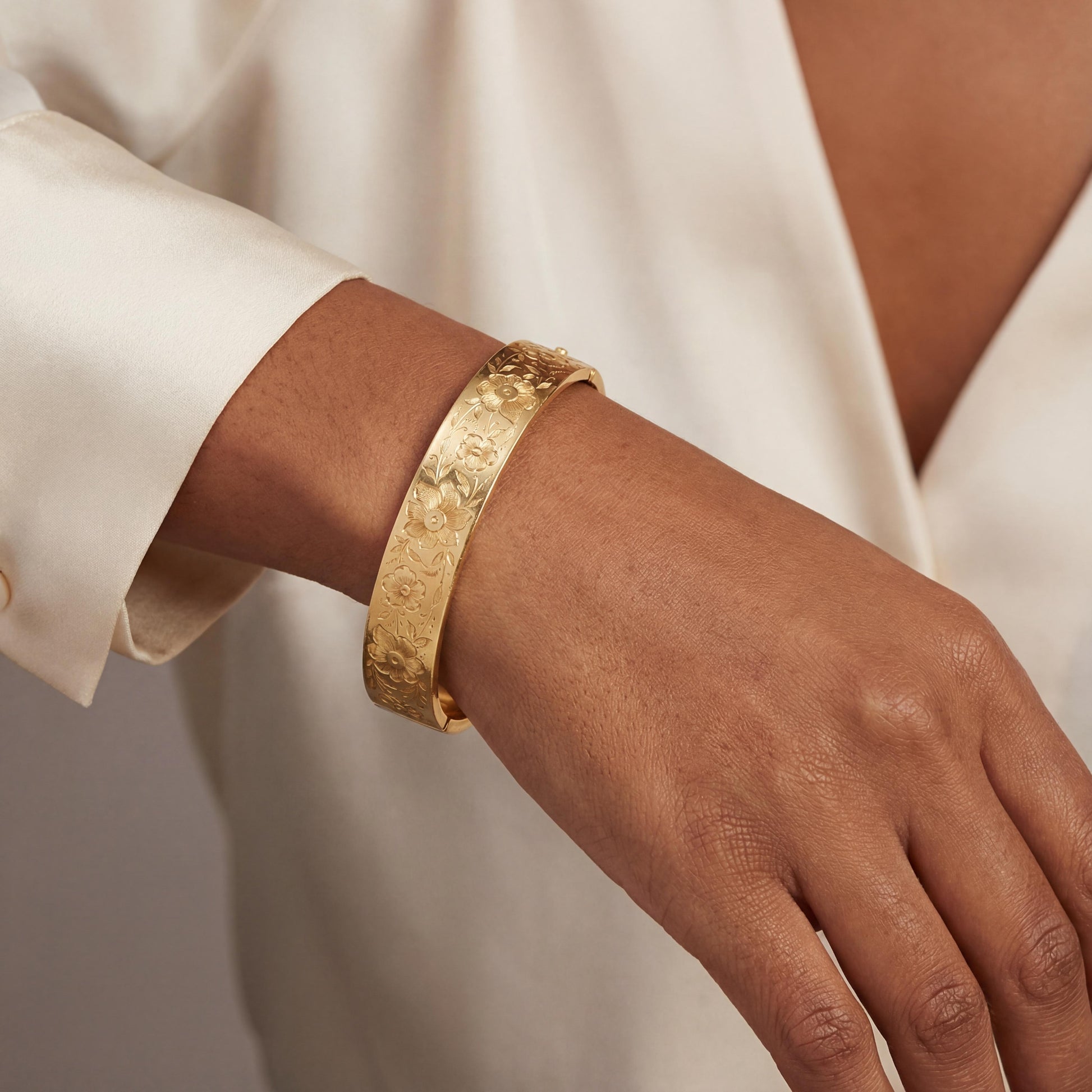 Vintage 14k yellow gold 10.5mm Wide Hand Engraved Hinged Bracelet