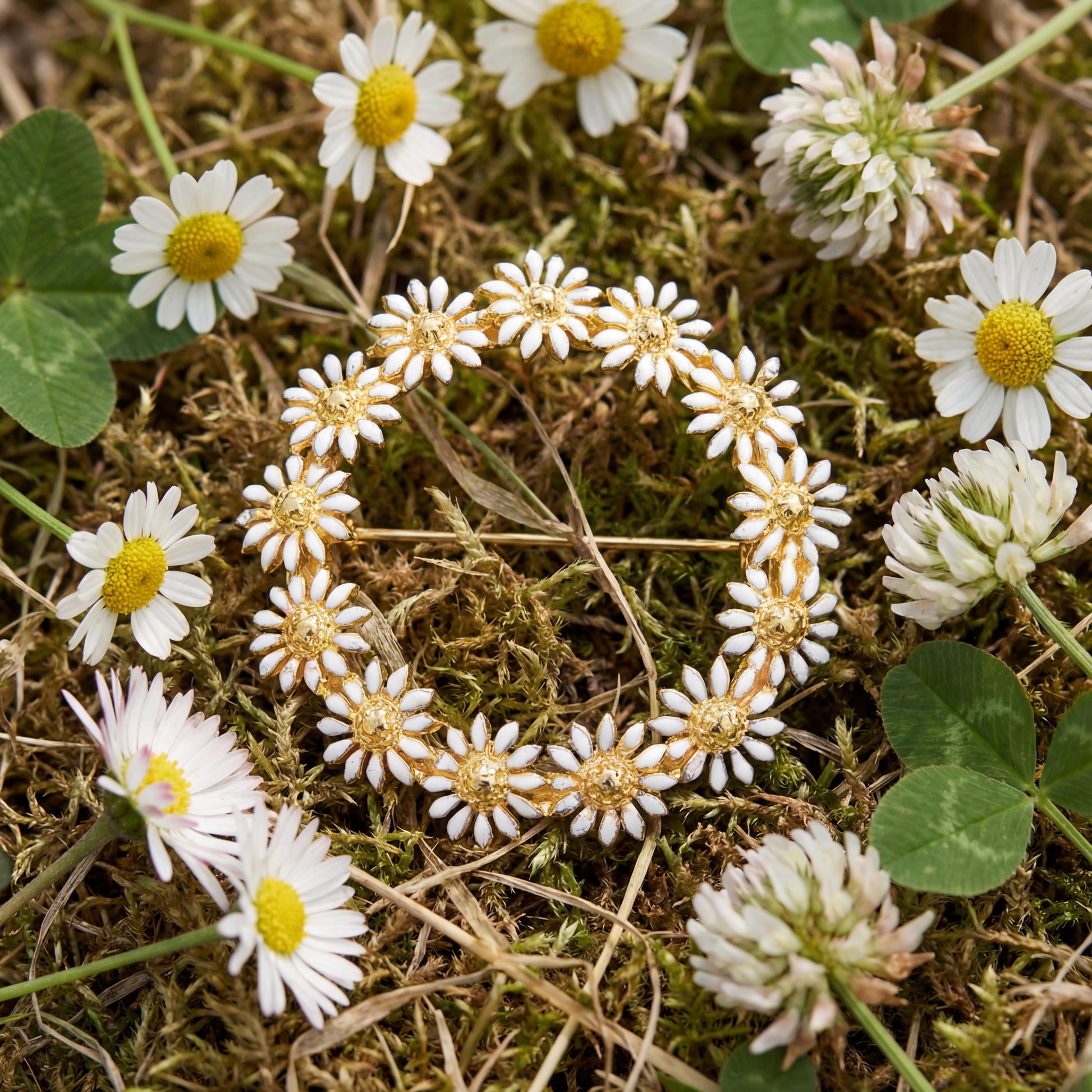 Mid Century 14k yellow gold Daisy Circle Pin
