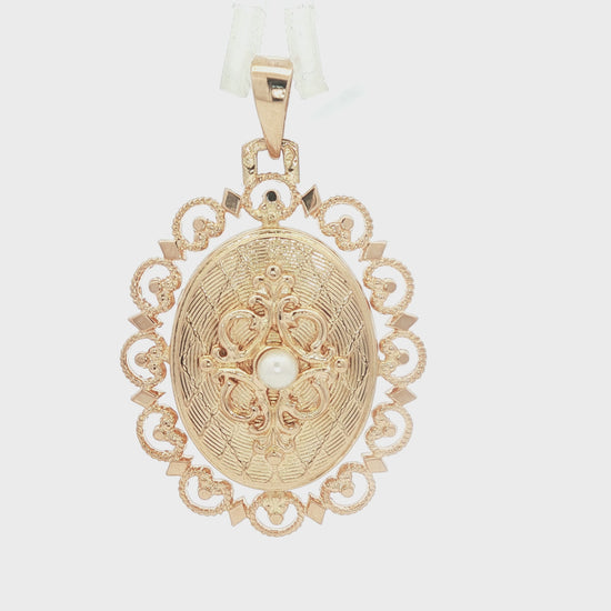 Vintage 18k yellow gold Filigree Textured Filigree Locket with a Cultured Pearl